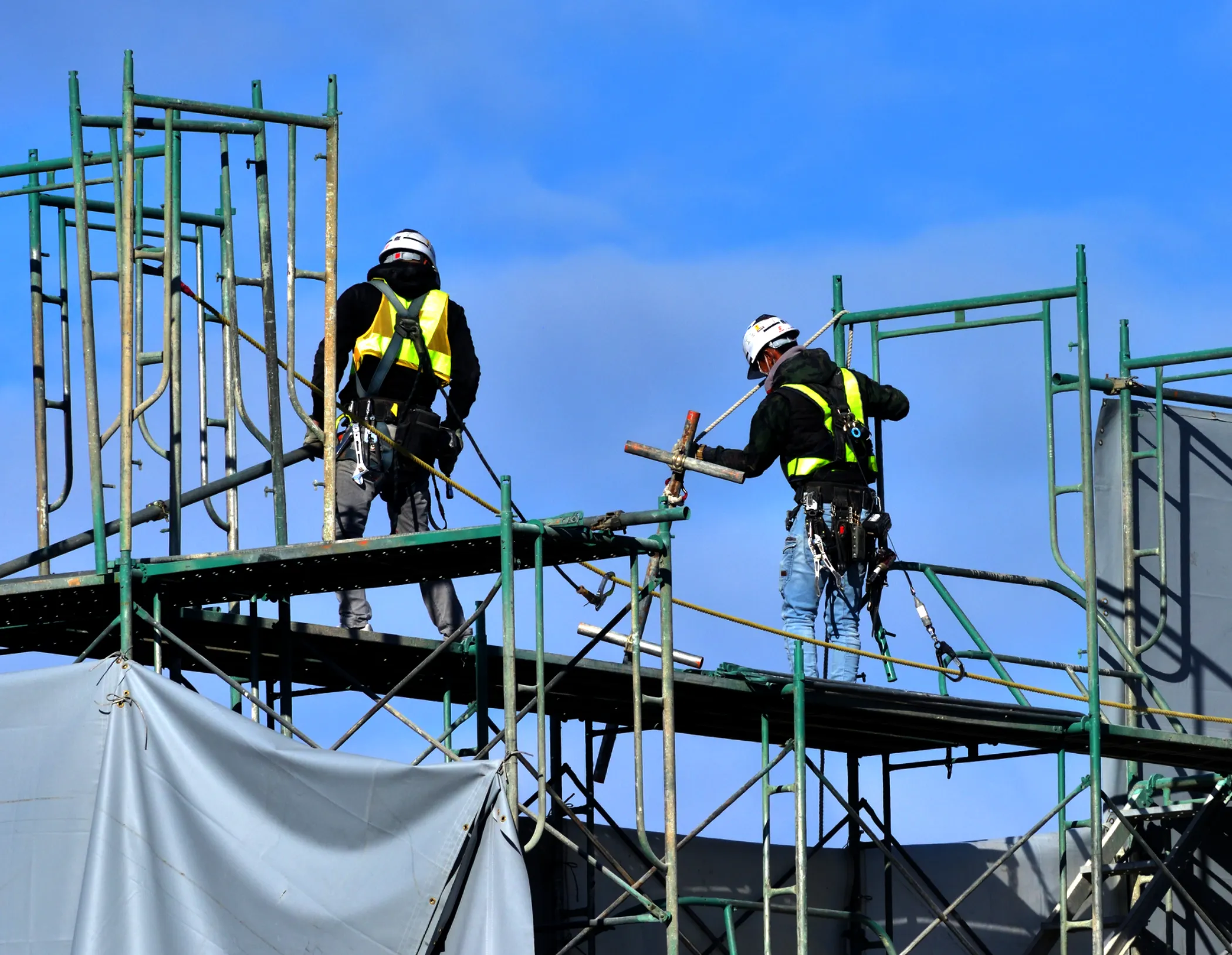 現場作業をしてるスタッフ